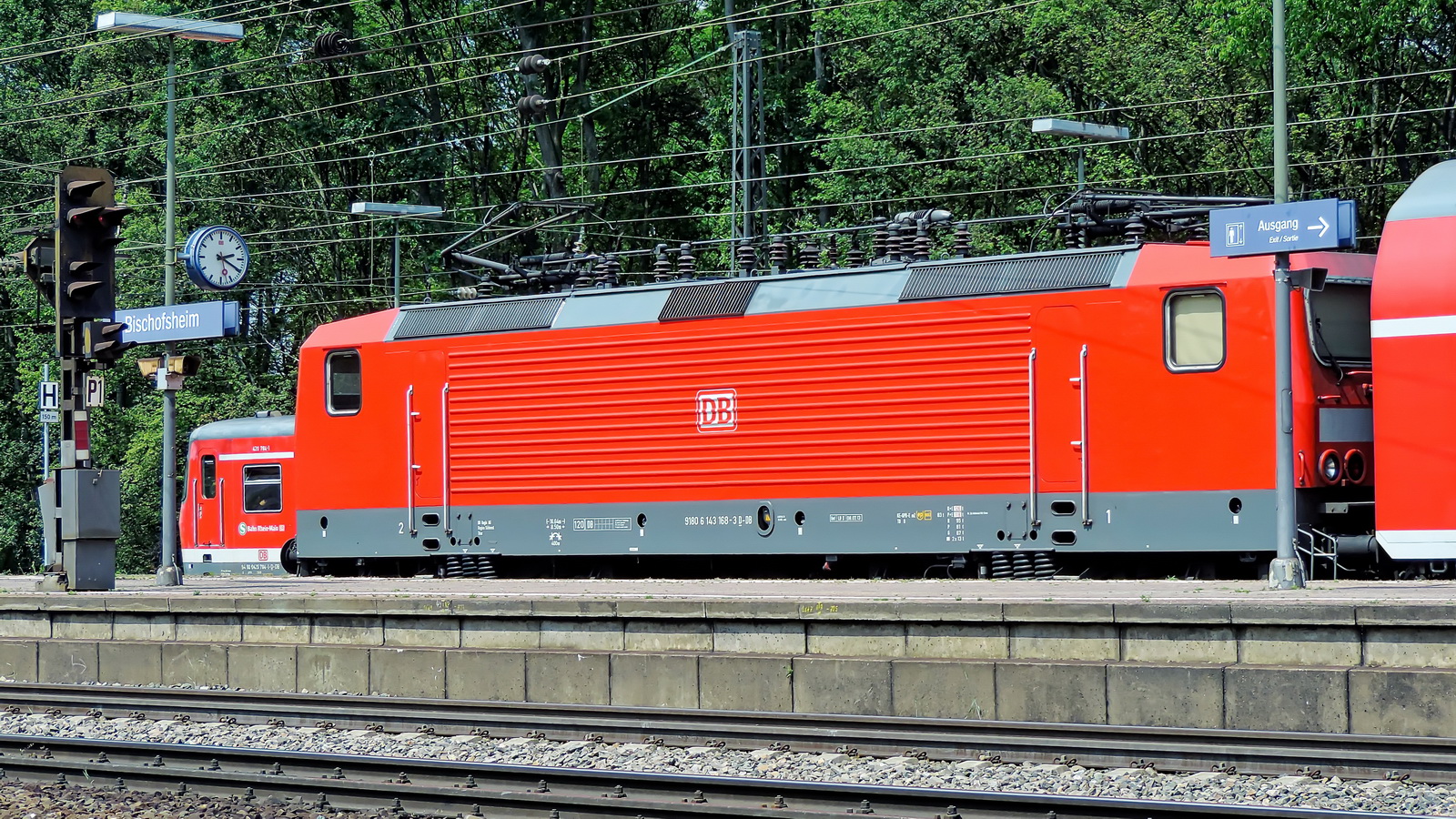 143 168-3 und 420 784-1 bei einem Halt im Bahnhof Mainz-Bischofsheim