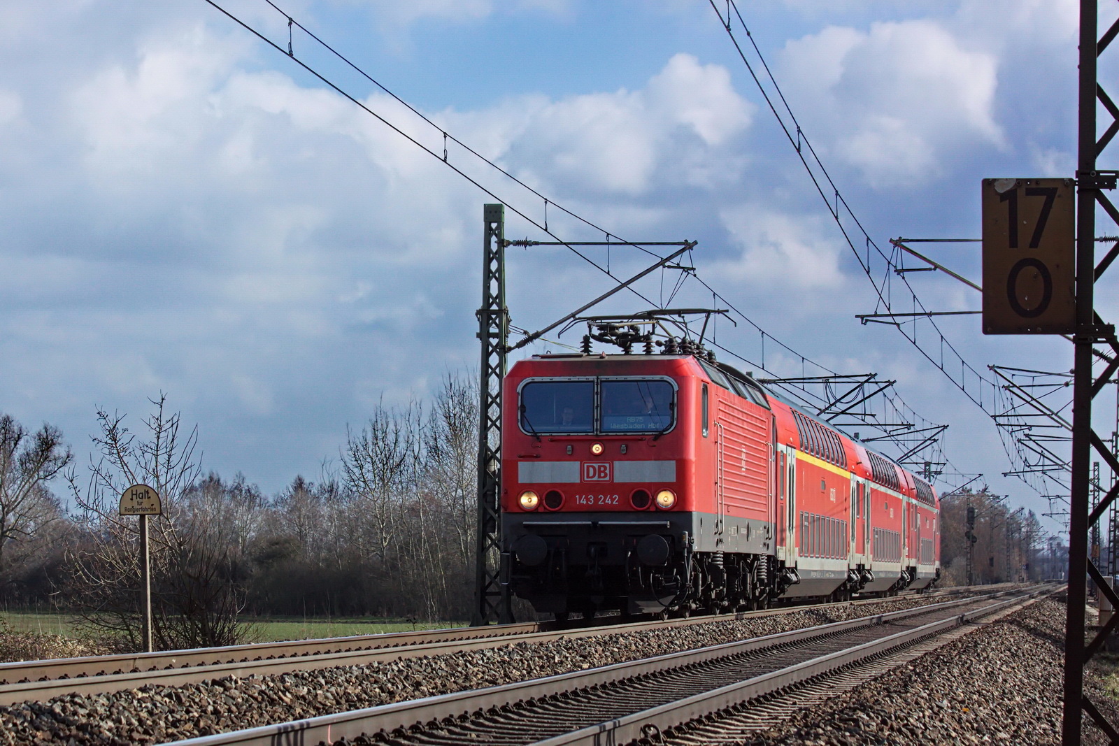 143 242 als RB75 nach Wiesbaden