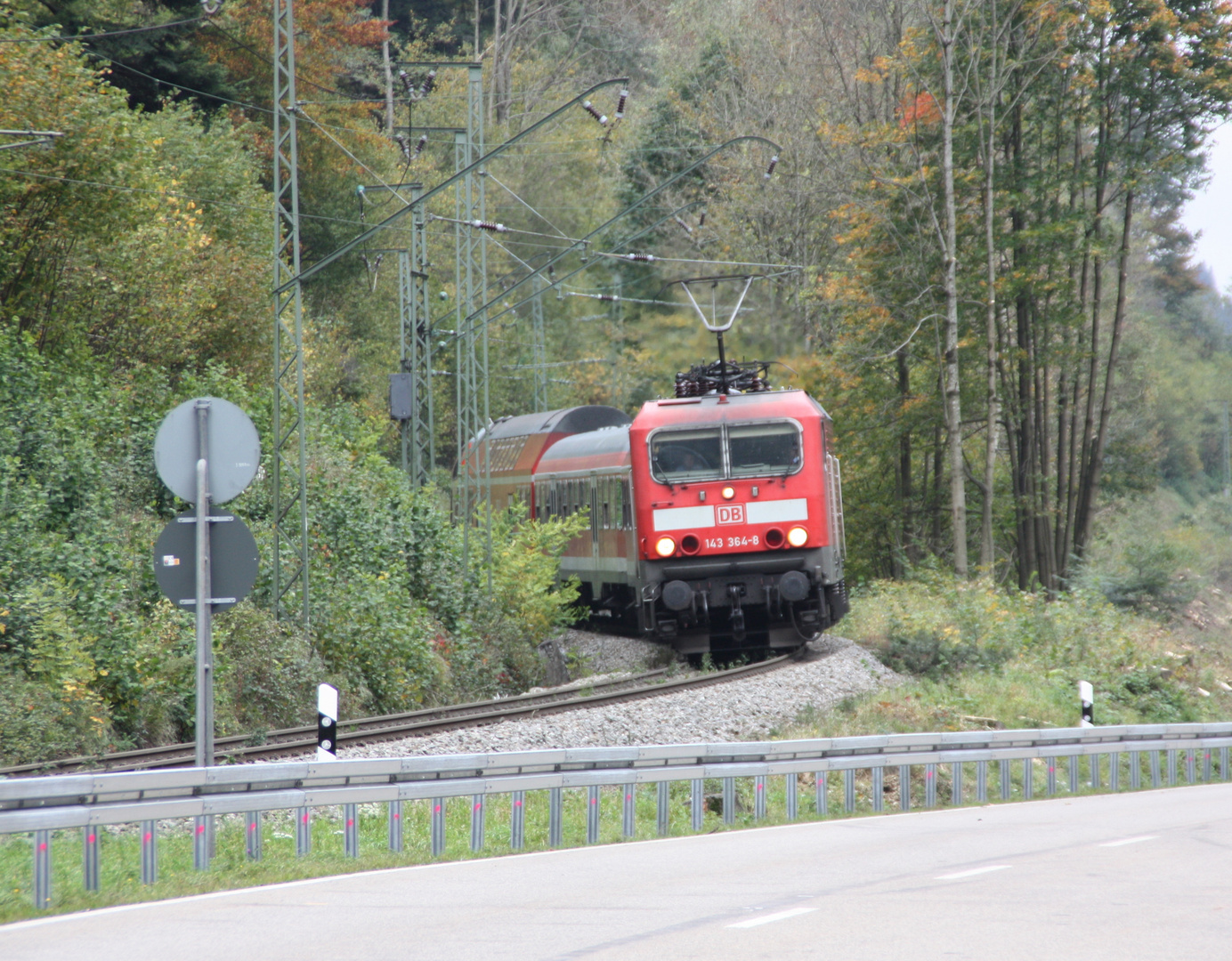 143 364-8 schlängelt sich durchs Höllental