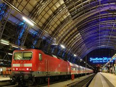 143 819-1 kommt zu Luminaleehren im Frankfurter Hbf