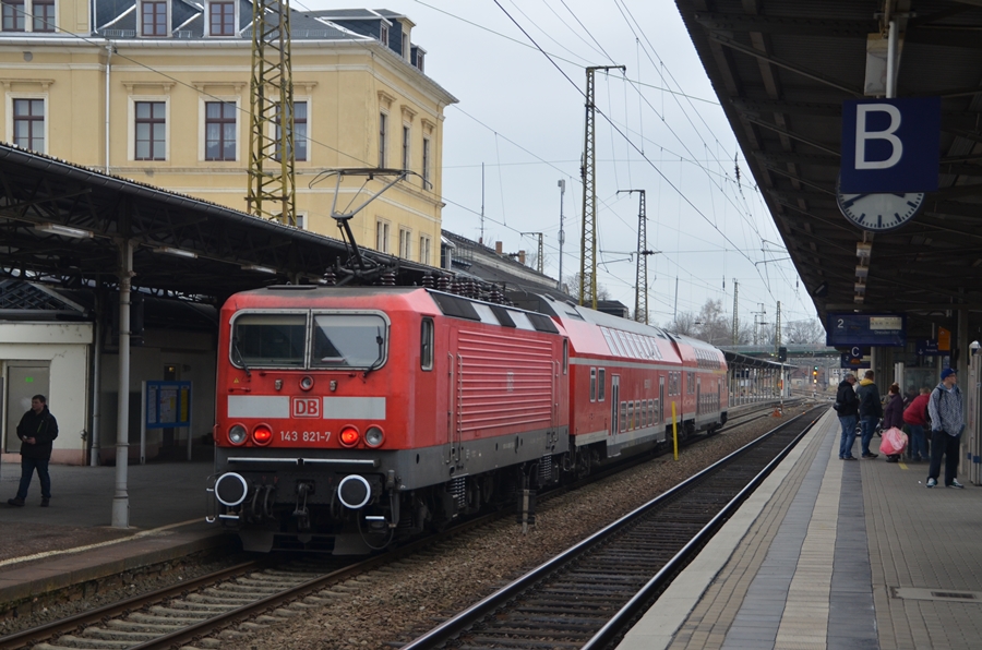 143 821 mit der RB von Elsterwerda nach Chemnitz in Riesa