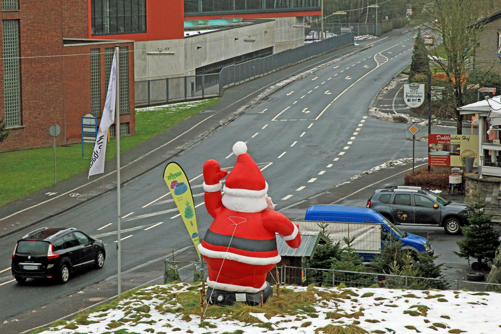 14:37 Uhr: Hallo Leute kauft frisch geschlagene Weihnachtsbäume!