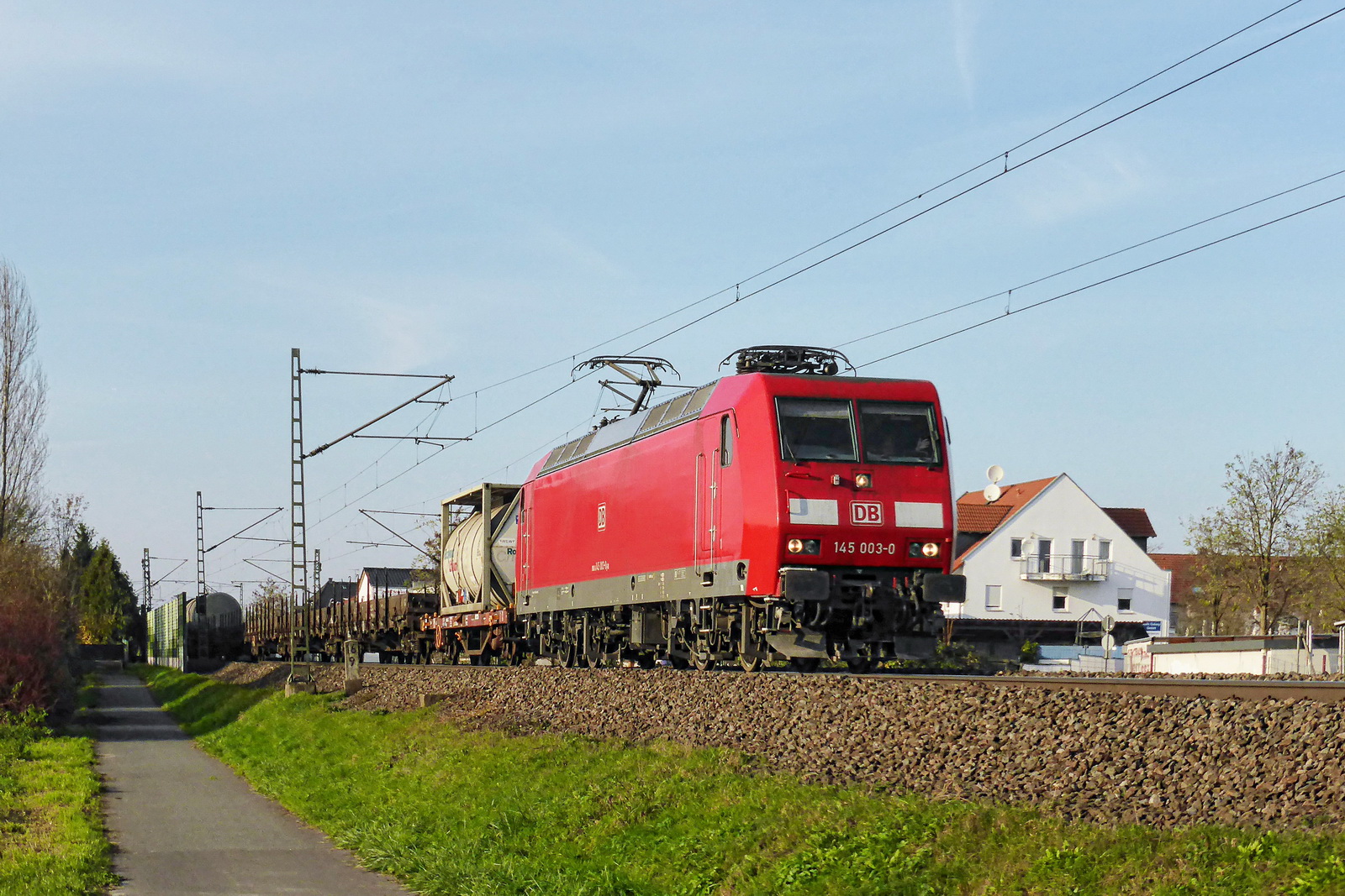 145 003 mit einem gem. Güterzug