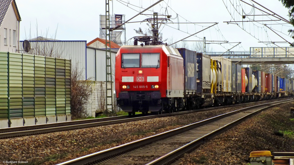 145 005-5 mit einem gem. Güterzug