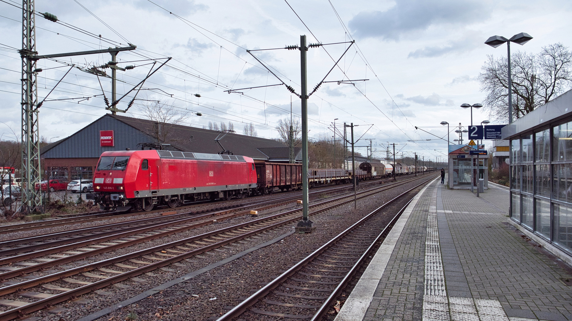 145 016 mit einem gemischten Güterzug in Eller