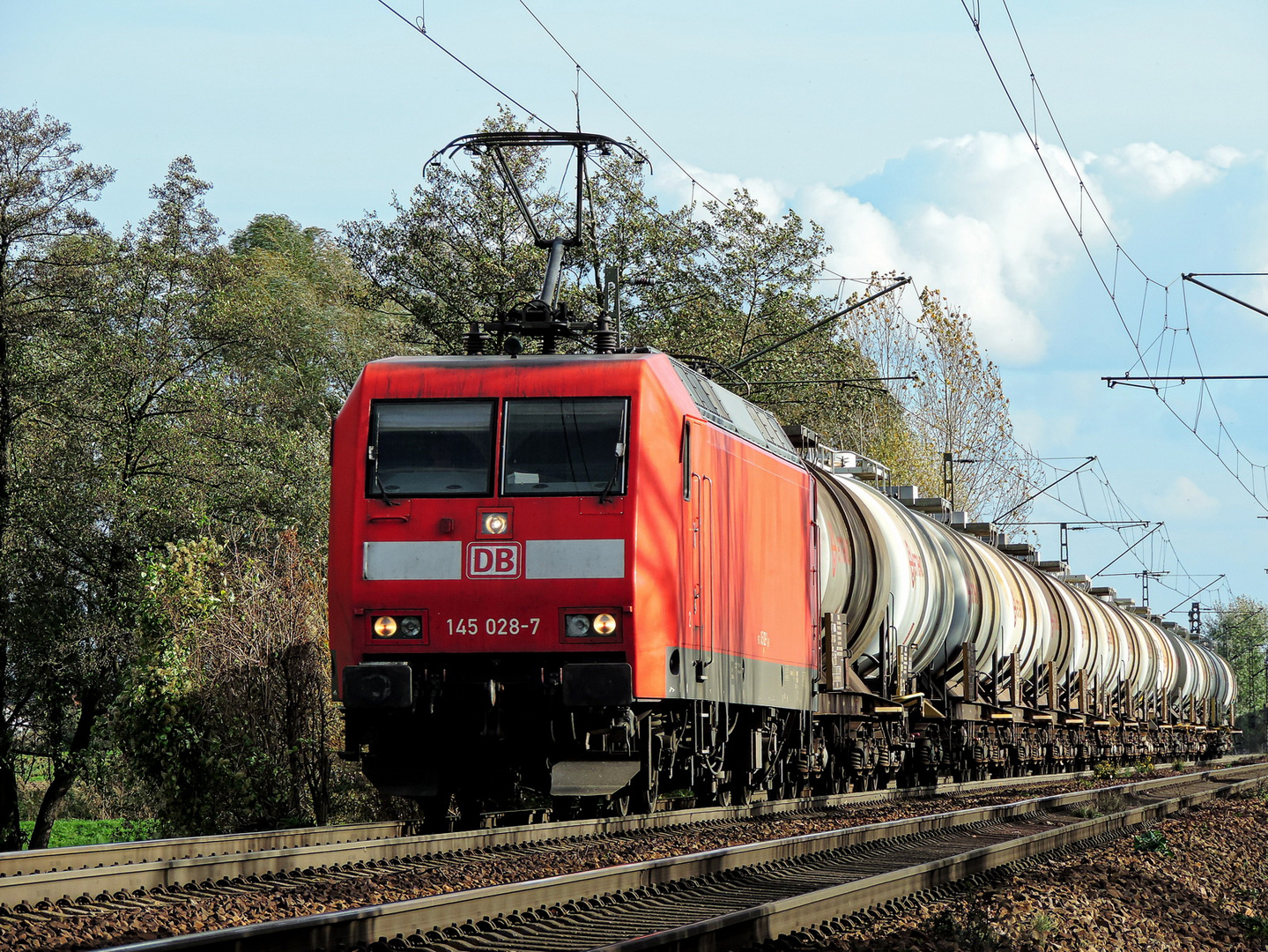 145 028-7 mit einem Kesselzug