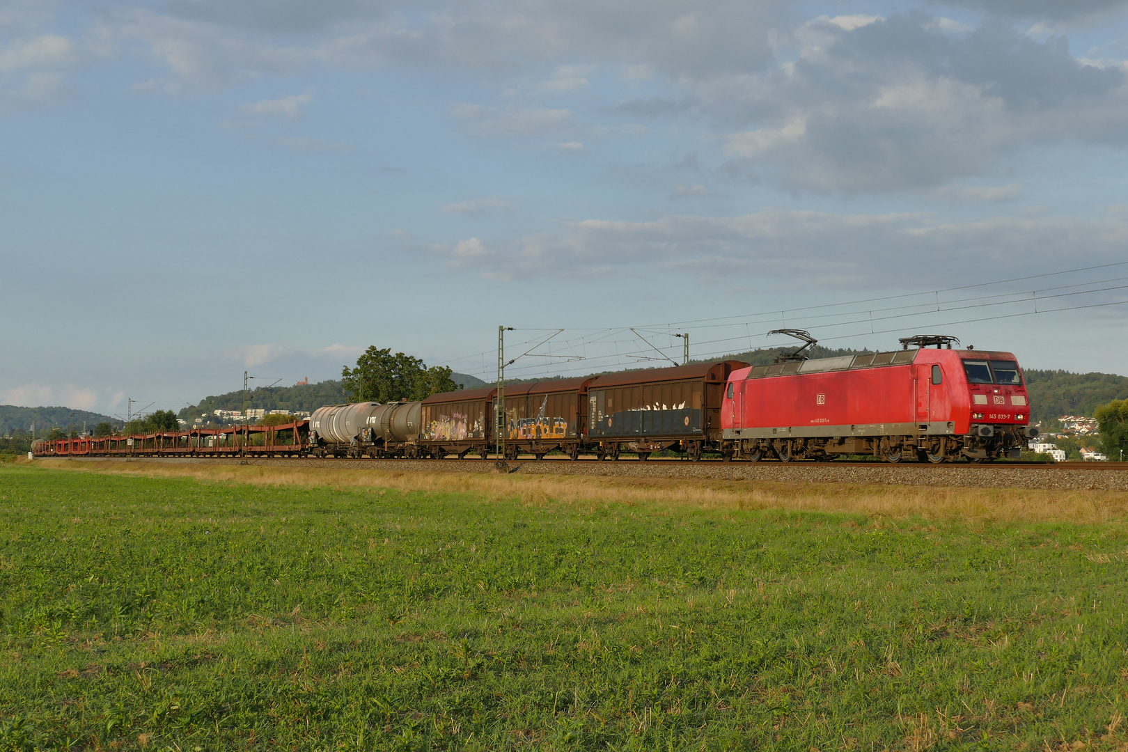 145 045 mit einem gemischten Güterzug