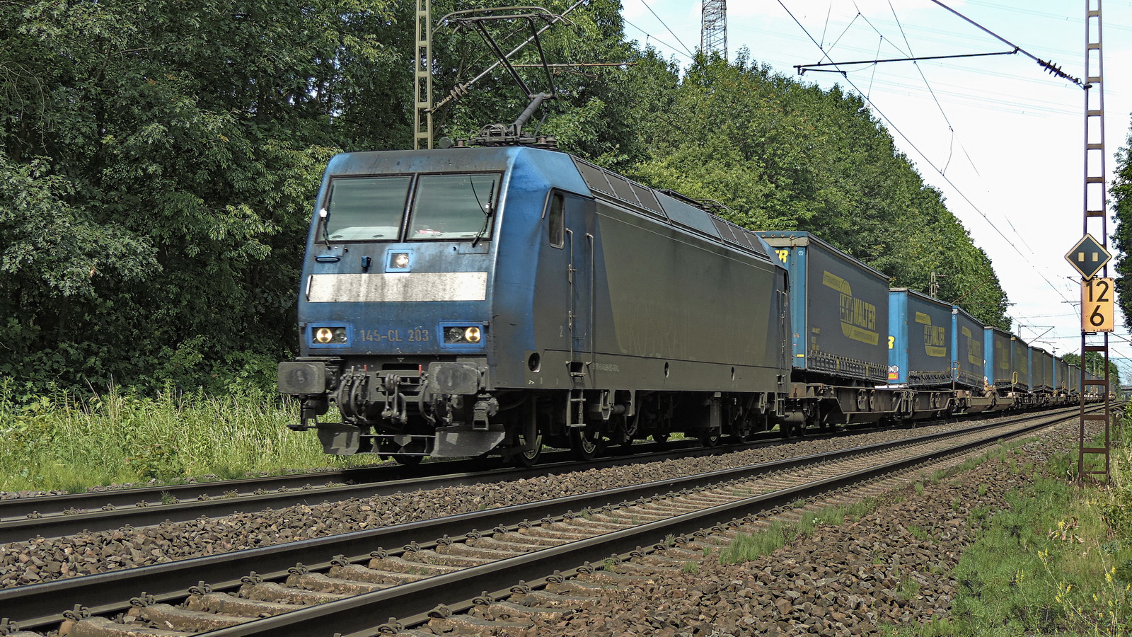 145-CL 203 mit einem Containerzug