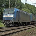 145-CL 203 mit einem Containerzug