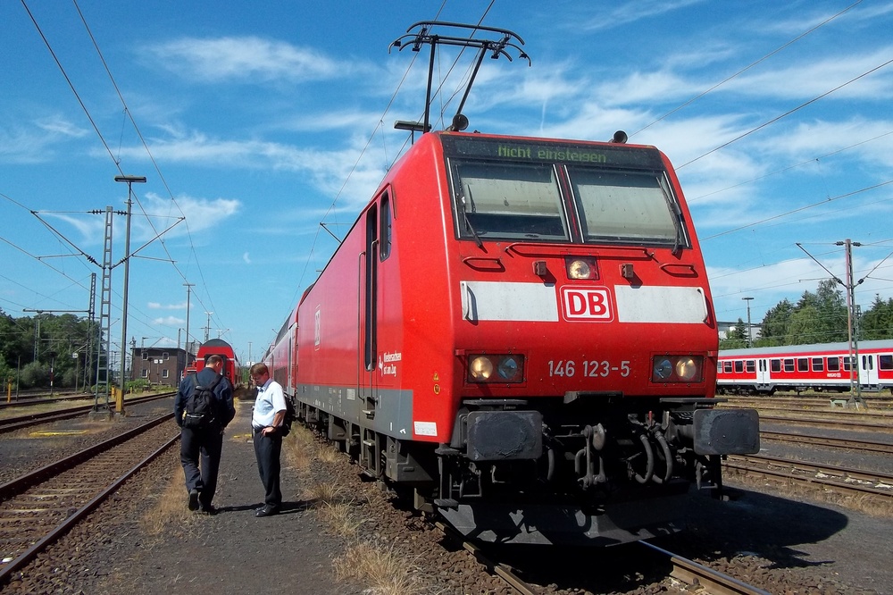 146 123-5 als RE bei der Wende in Braunschweig