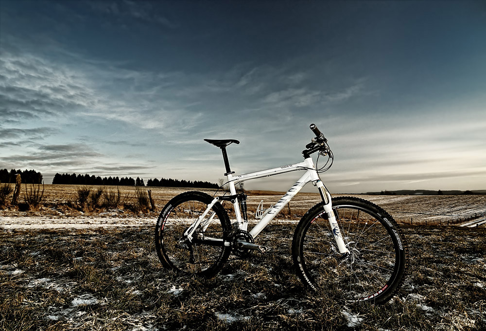 14mm, eine Wiese und ein Fahrrad