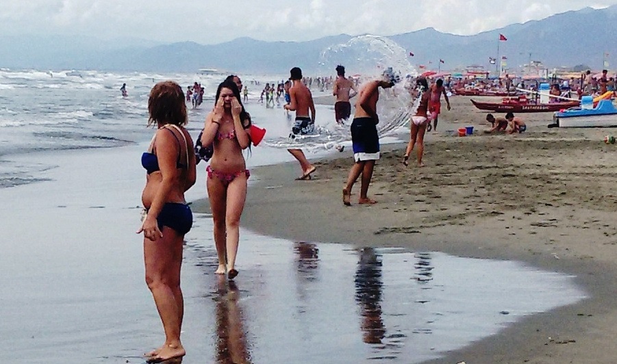 15 agosto 2015: "secchiata" sulla spiaggia di Viareggio...