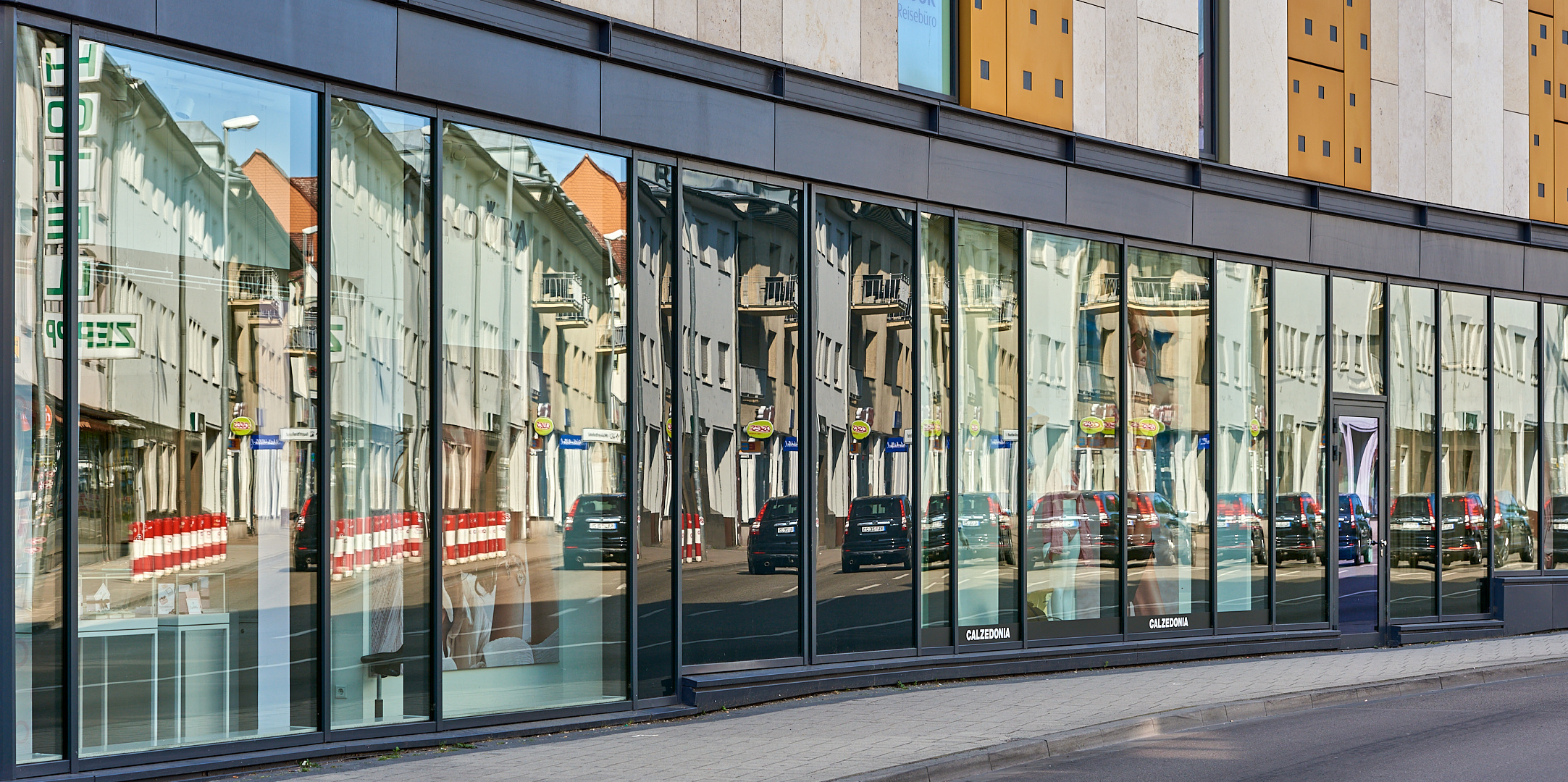 15 mal das gleiche Auto, die Wölbung der Fassade mit den abgesetzten der Scheiben....