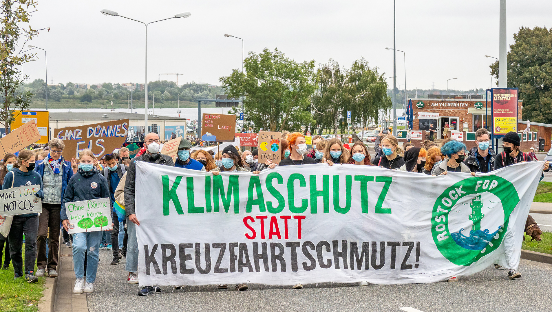 1500 Menschen beim Klimastreik von Fridays for Future in Rostock