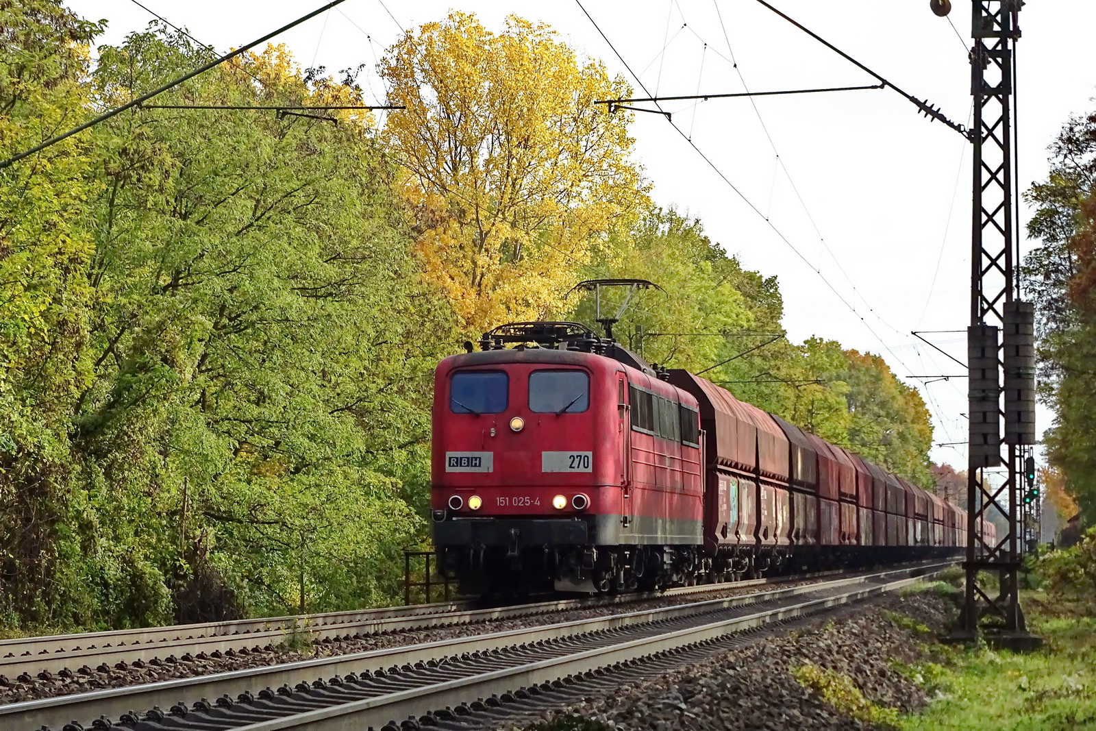 151 025-4 RBH 270 vor einem Ganzzug