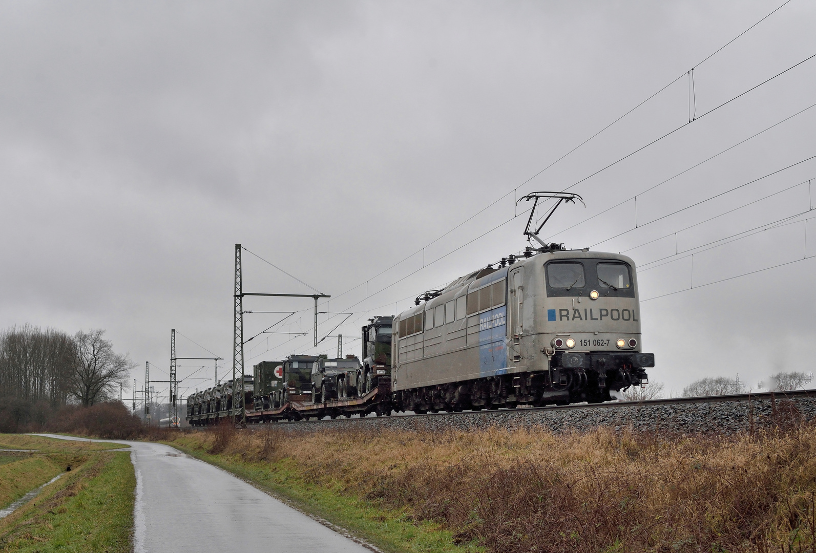 151 062-7 --Railpool mit Militärzug am 28.01.21 bei Oelde