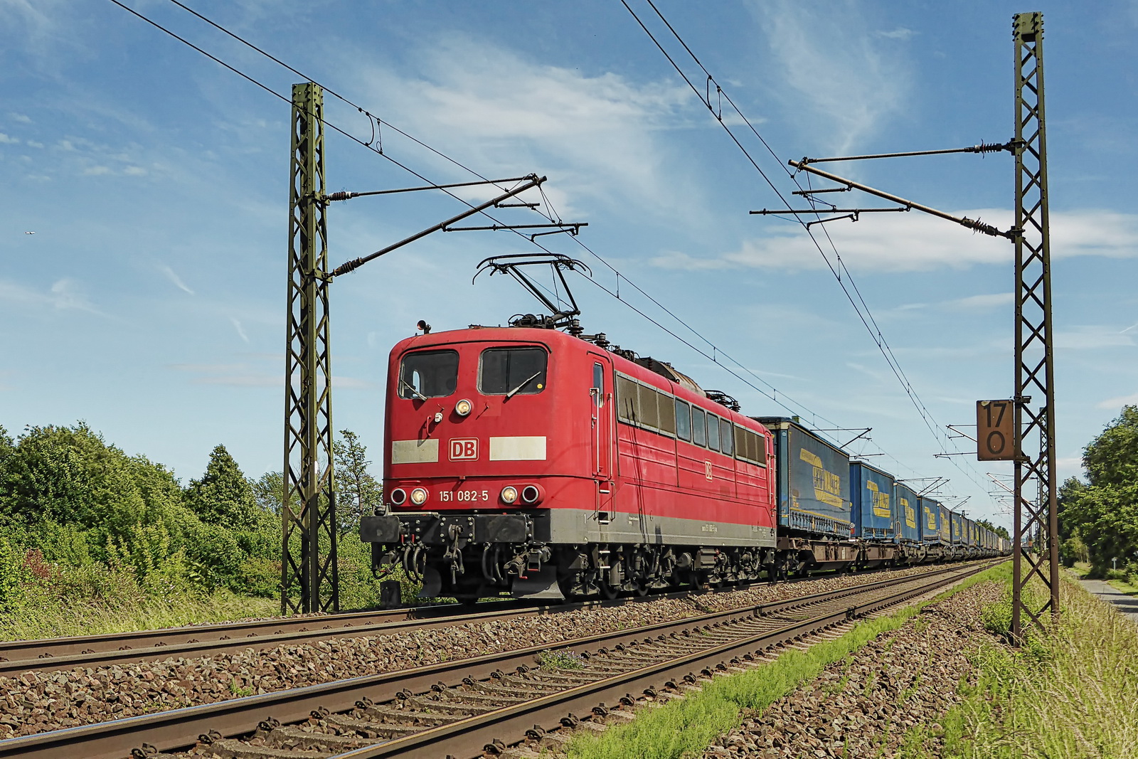 151 082-5 DB vor einem Containerzug