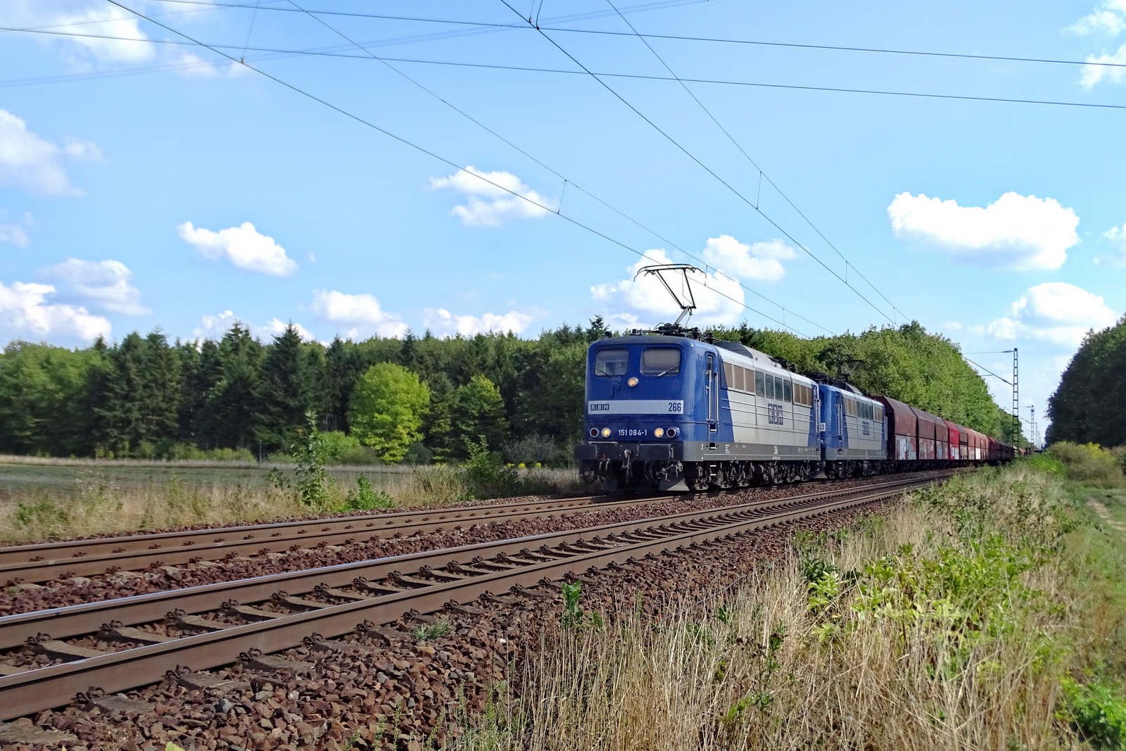 151 084-1 (266) und 151 123-7 (263) RBH gemeinsam vor einem Ganzzug