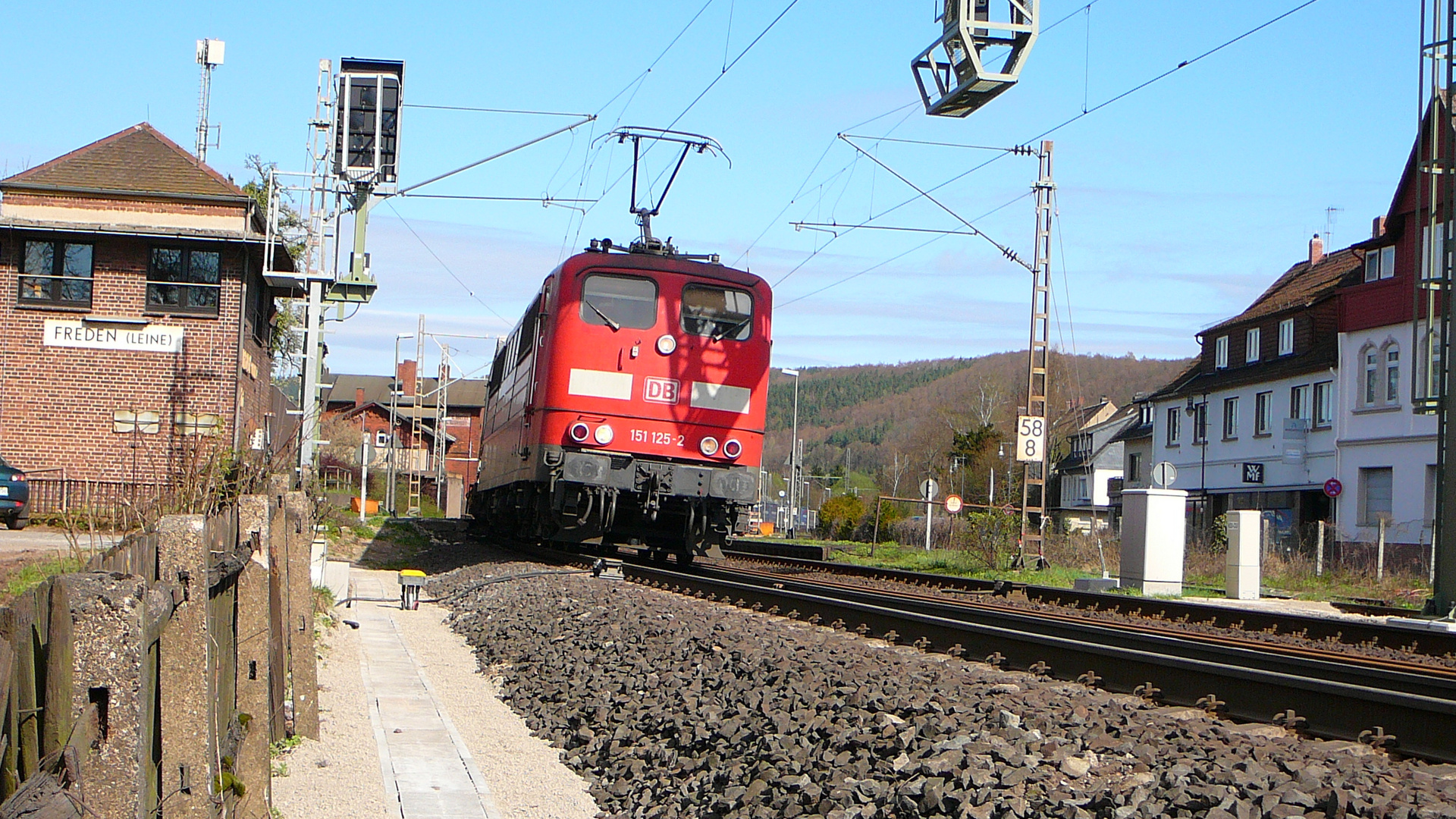 151 125 legt sich mit ihrem Containerzug in die Kurve....