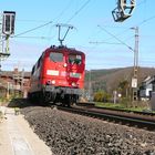 151 125 legt sich mit ihrem Containerzug in die Kurve....