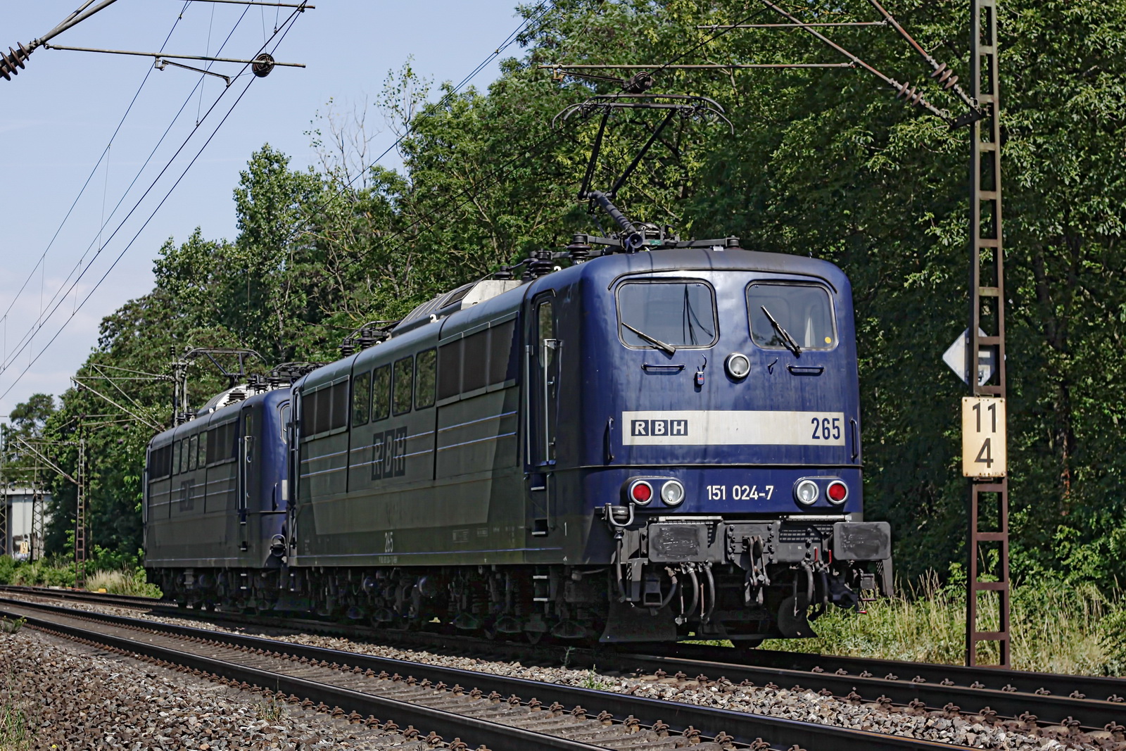 151 151-8 - 276 (vorne) und 151 024 - 265 RBH gemeinsam