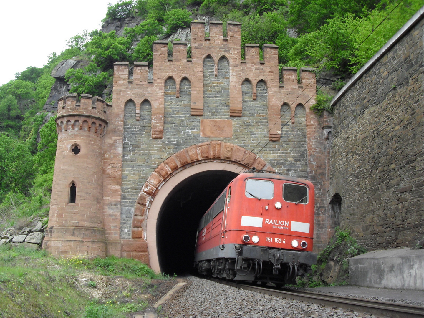 151 153-4 am Loreley Tunnel