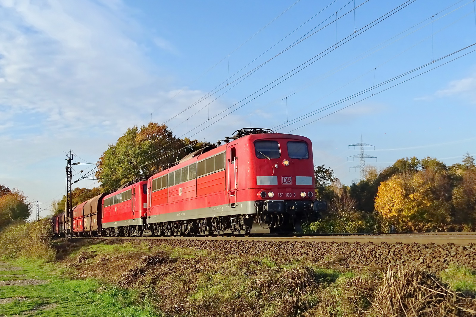 151 160-9 und 151 ? DB gemeinsam vor einem Ganzzug