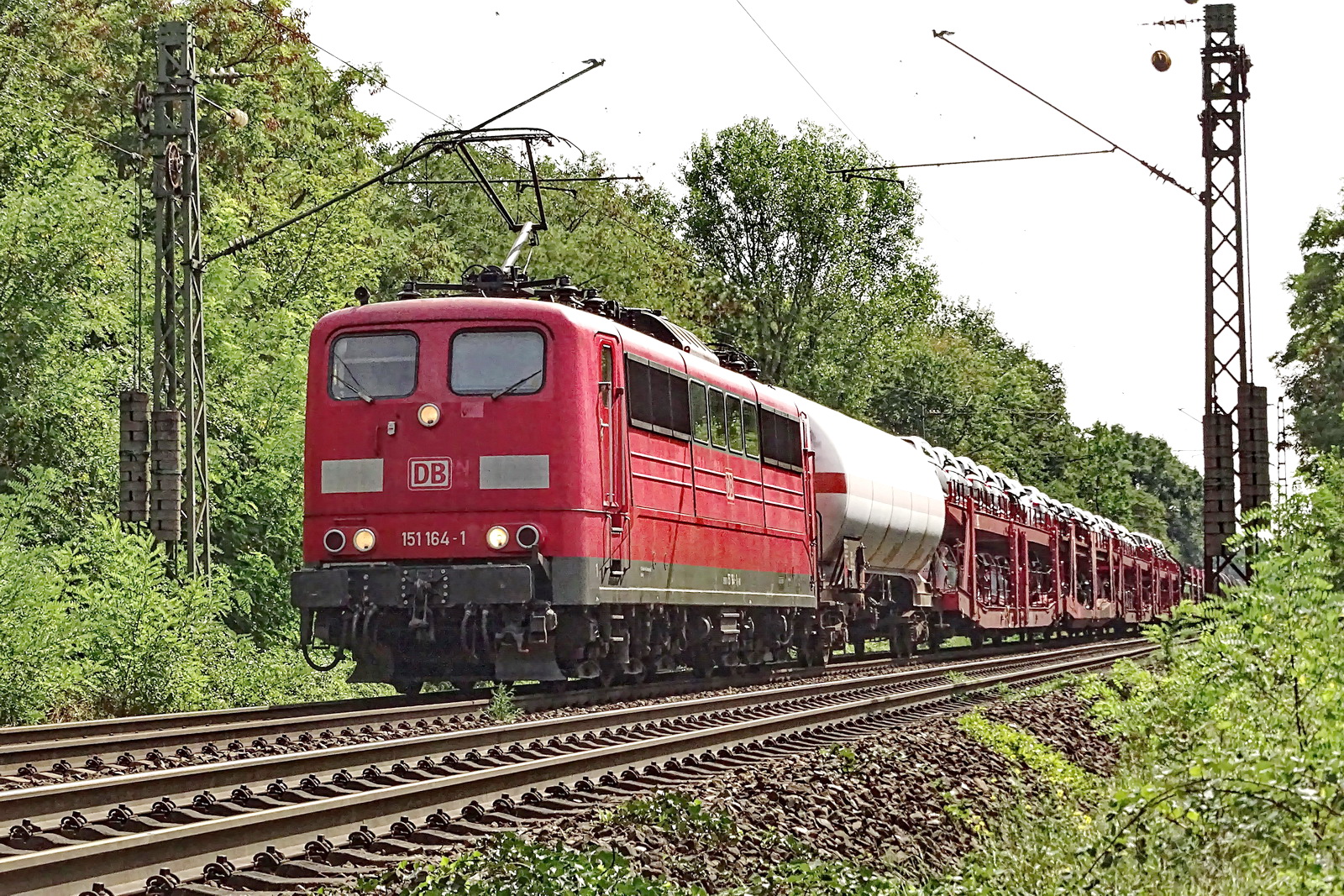 151 164-1 vor einem gem. Güterzug