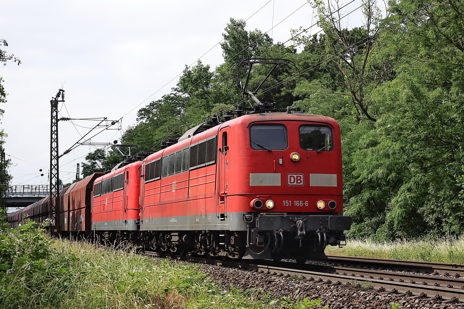 151 166-6 und 151 100-5 DB gemeinsam mit einem Ganzzug