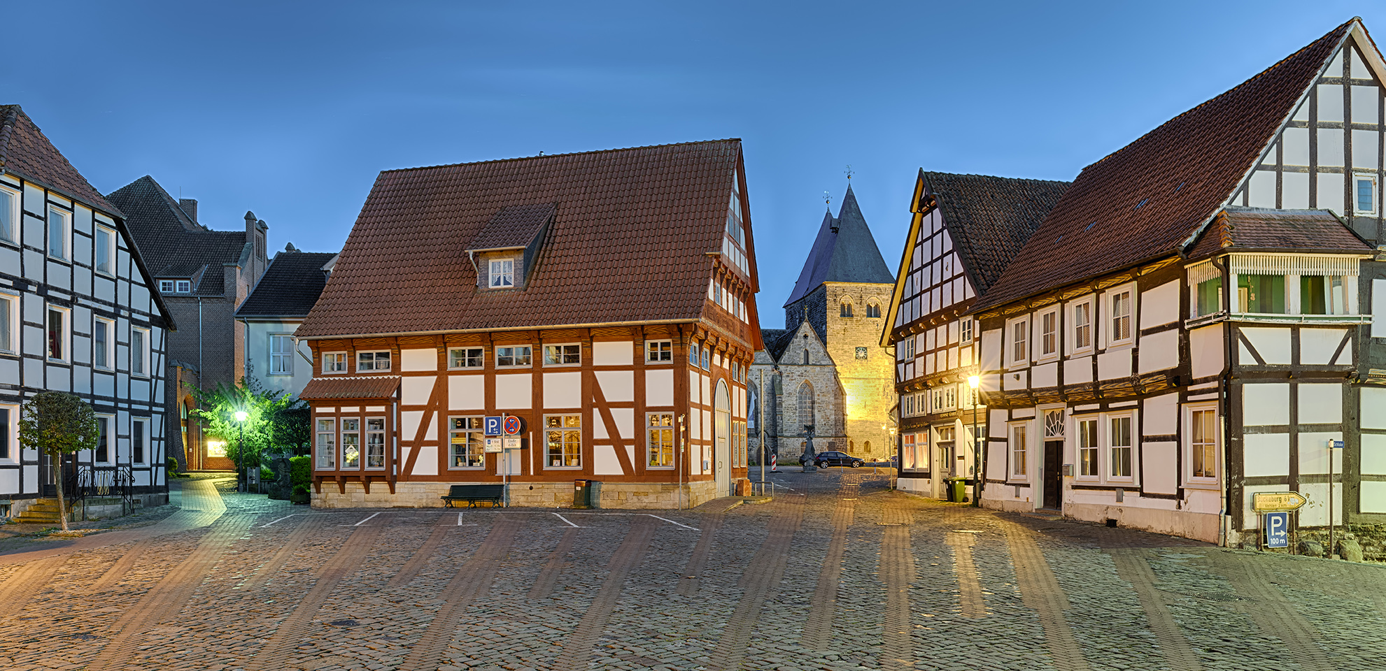 1512T-18T Marktplatz Obernkirchen beleuchtet