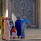 1519R Frauen vor  Moschee Hassan II 