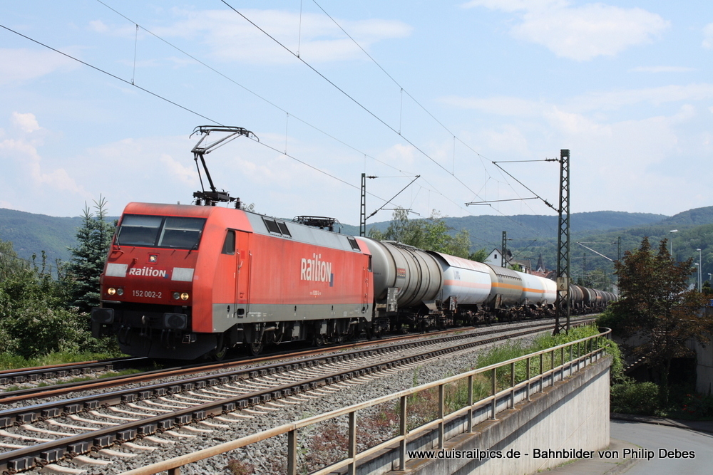 152 002-2 mit einem Güterzug in Osterspai