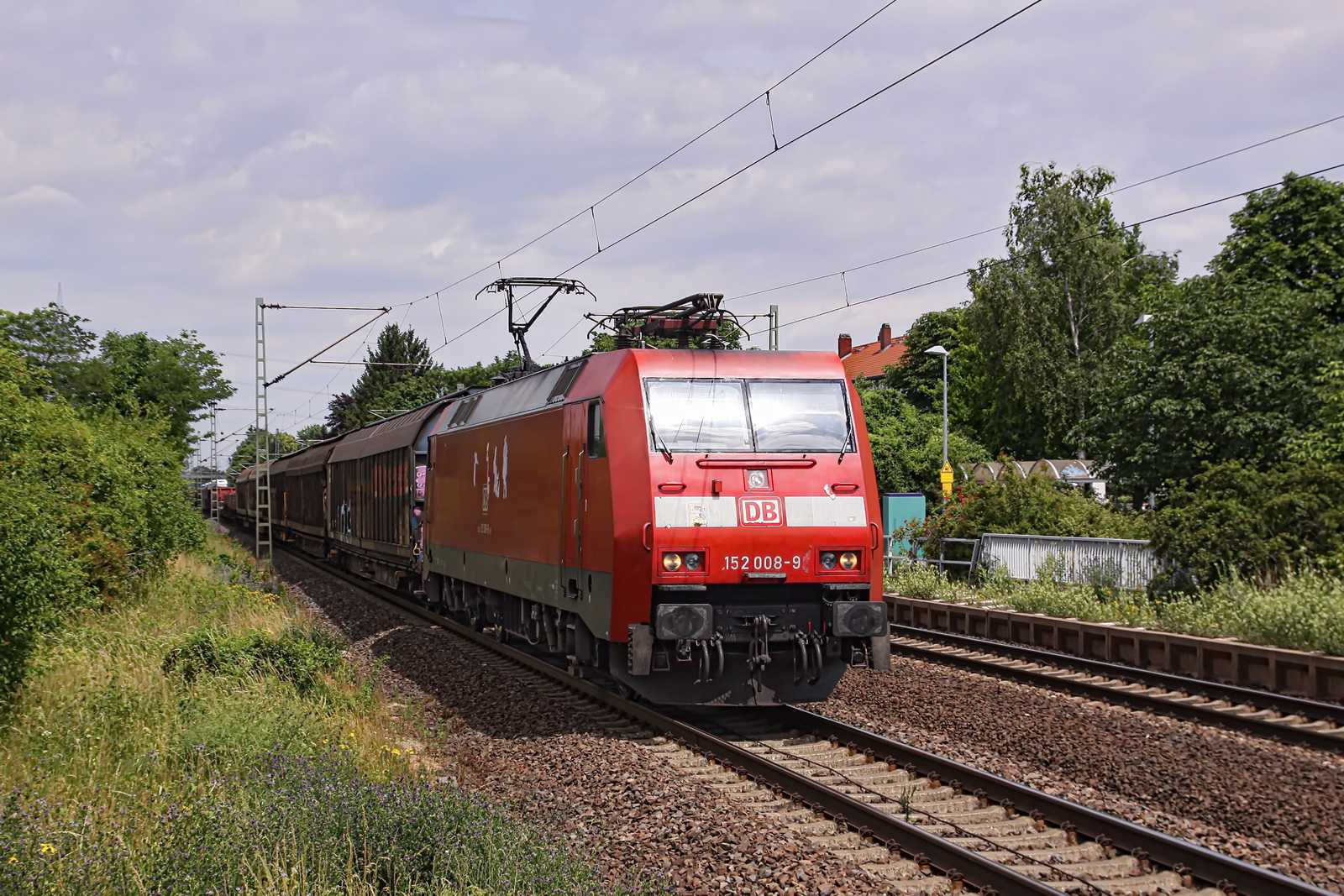 152 008-5 DB mit einem gem. Güterzug durchfährt den Bahnhof Wolfskehlen