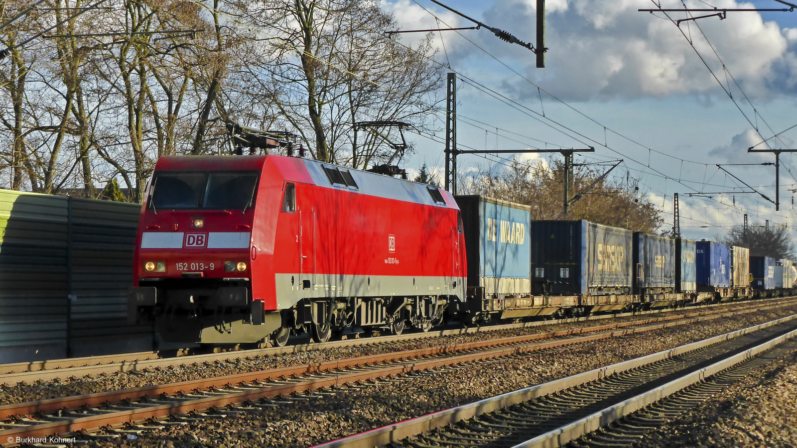 152 013-9 mit einem gem. Güterzug bei Nauheim - 28.01.2014