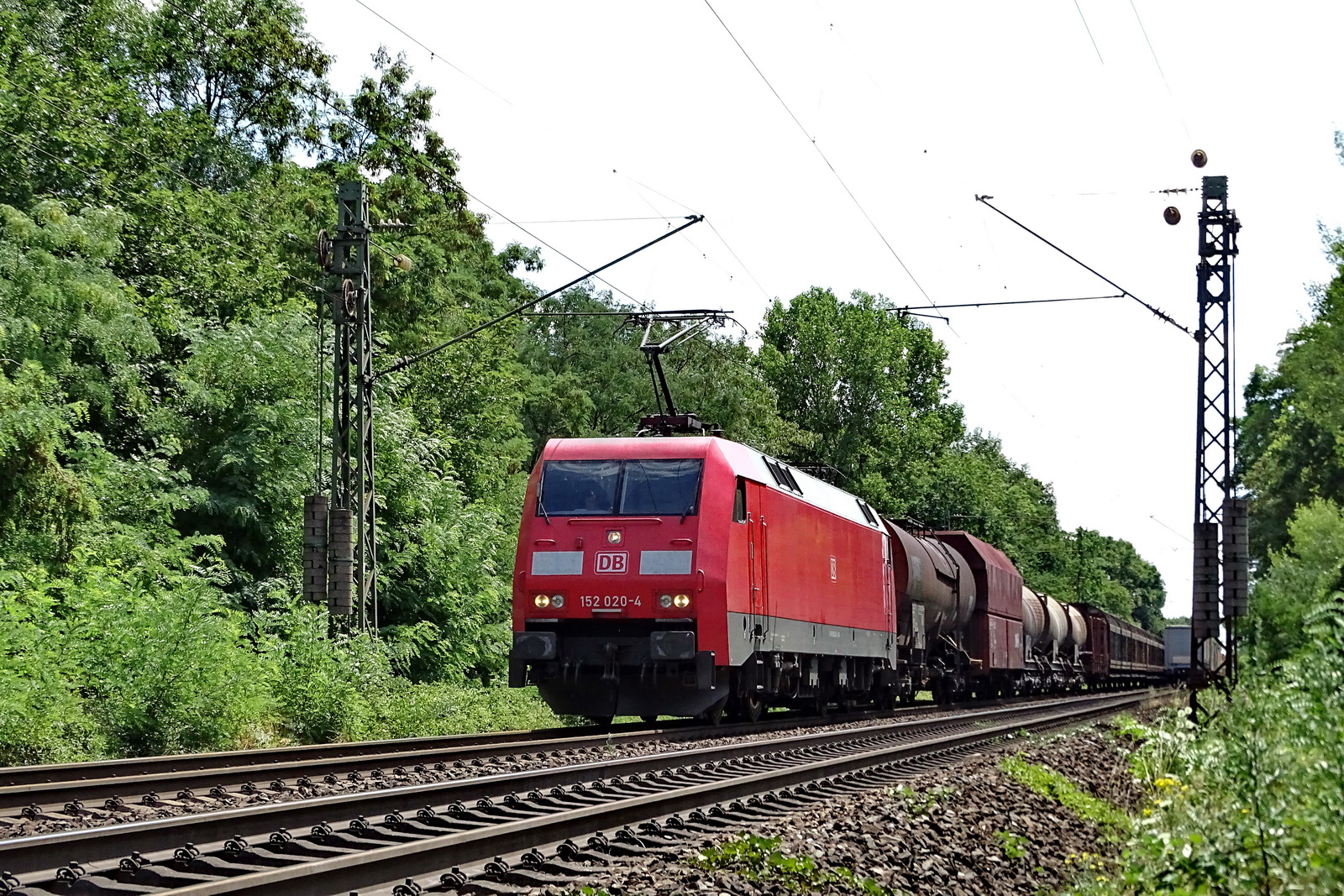 152 020-4 DB vor einem gem. Güterzug