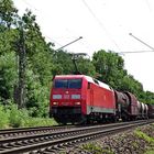 152 020-4 DB vor einem gem. Güterzug