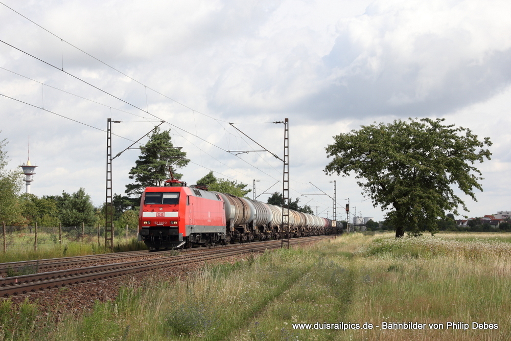 152 040-2 mit einem Güterzug in Wiesental