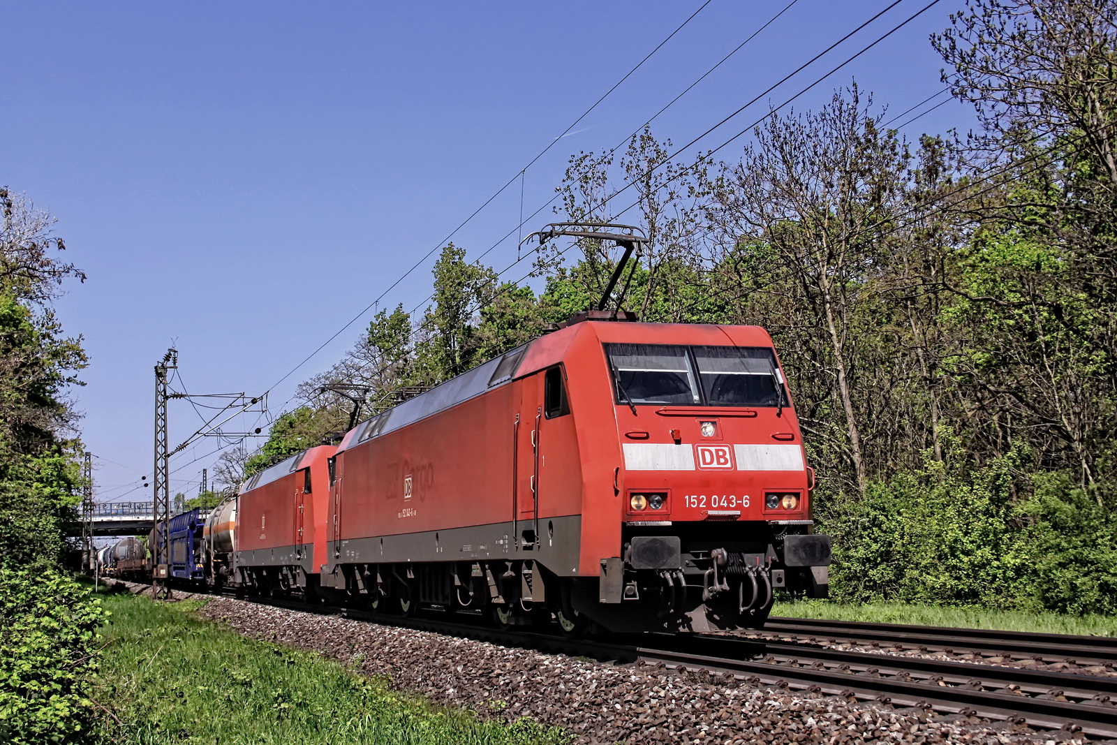 152 043-6 DB und ? vor einem gem. Güterzug