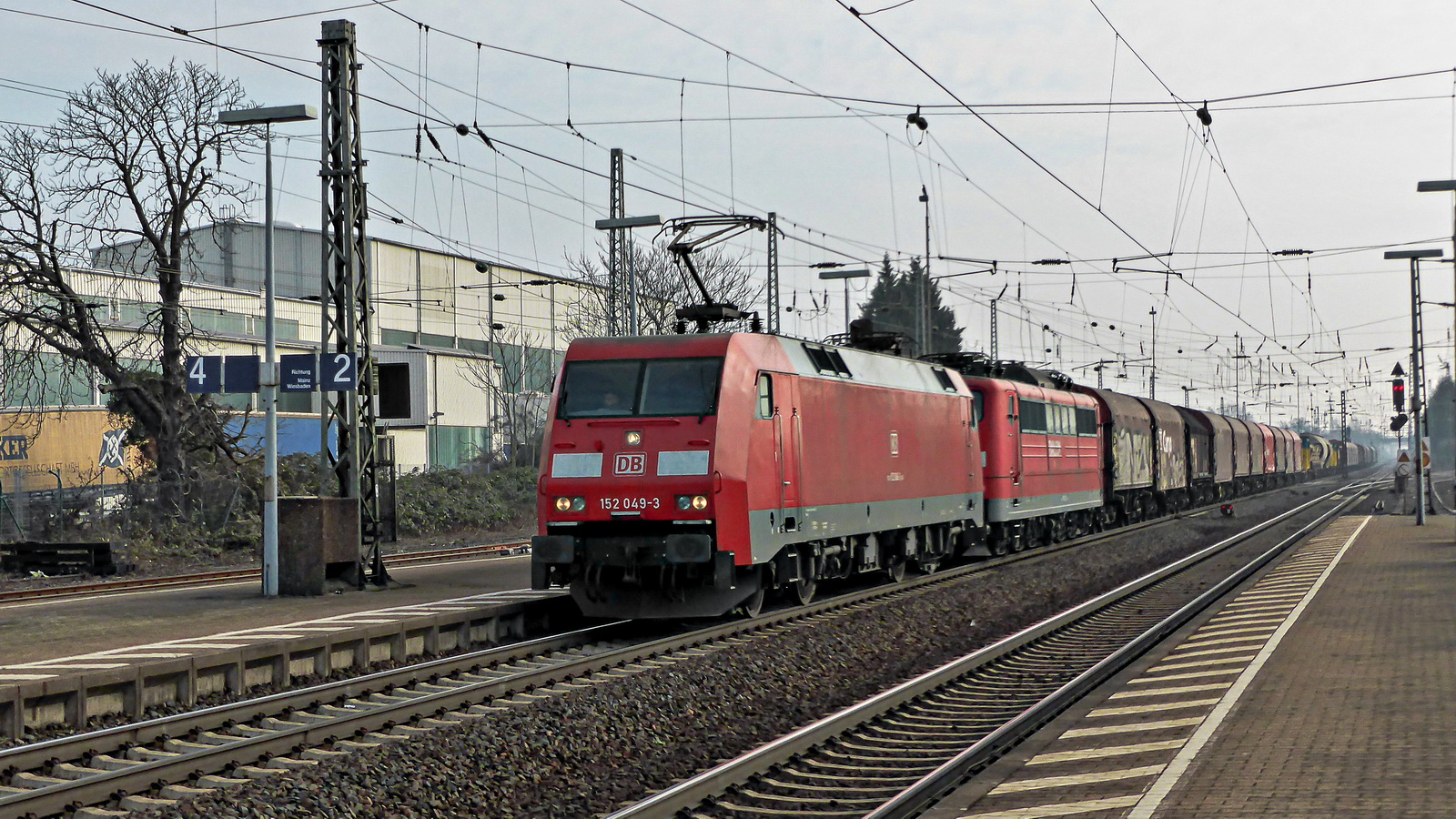 152 049-2 und ? vor einem gem. Güterzug