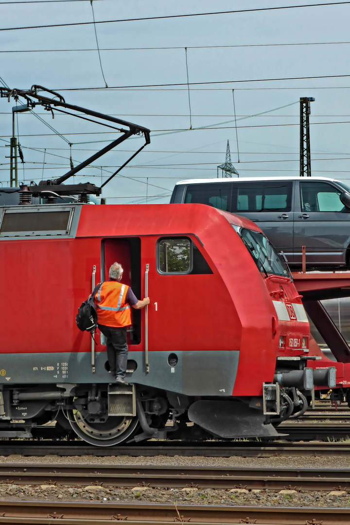 152 050-1 Lokführerwechsel - An die Arbeit!