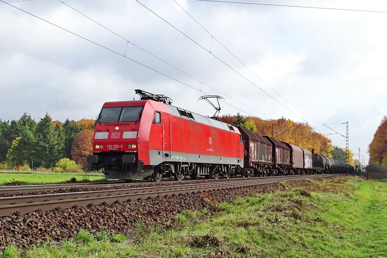 152 053-6 DB mit einem gem. Güterzug