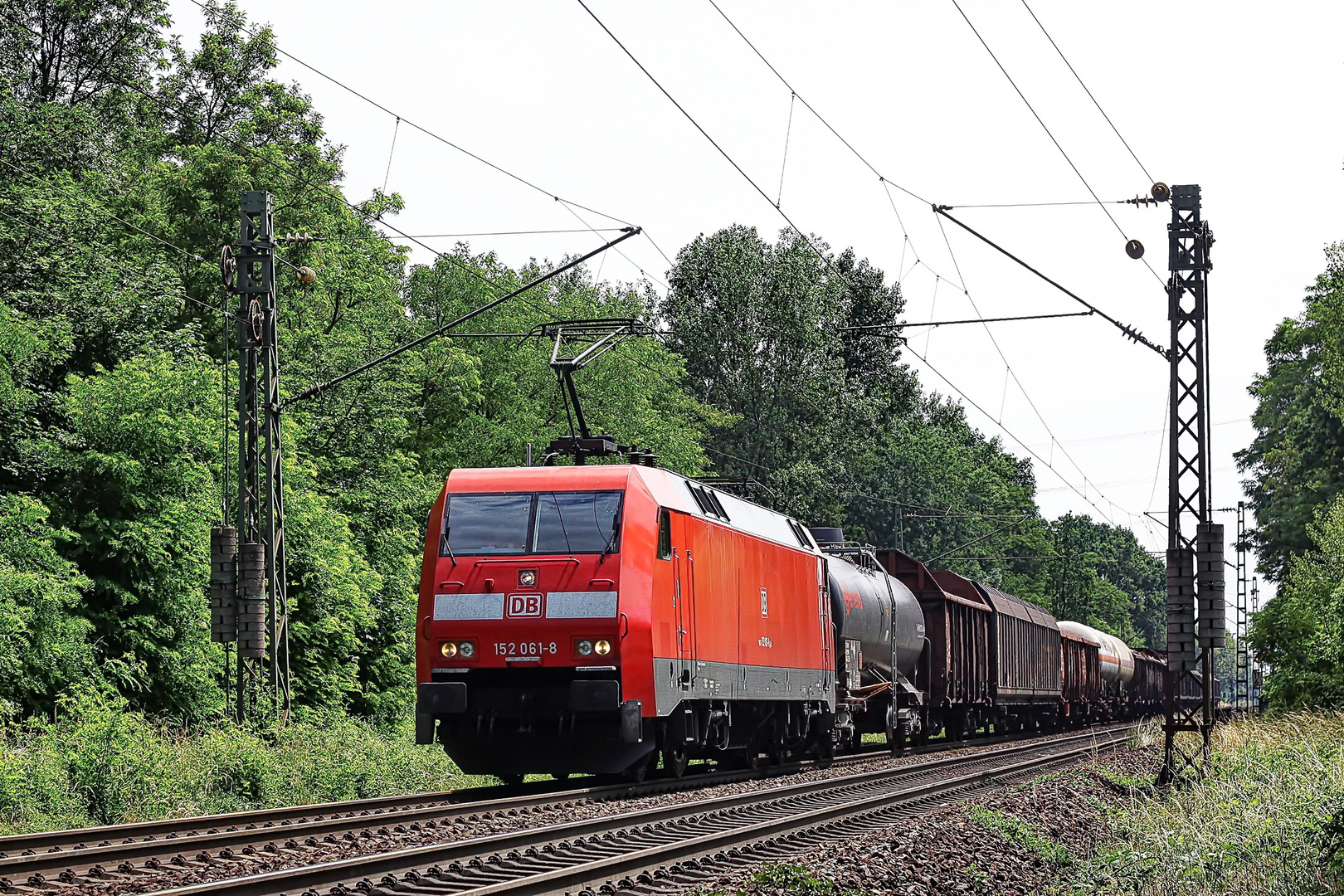 152 061-8 DB mit einem gem. Güterzug