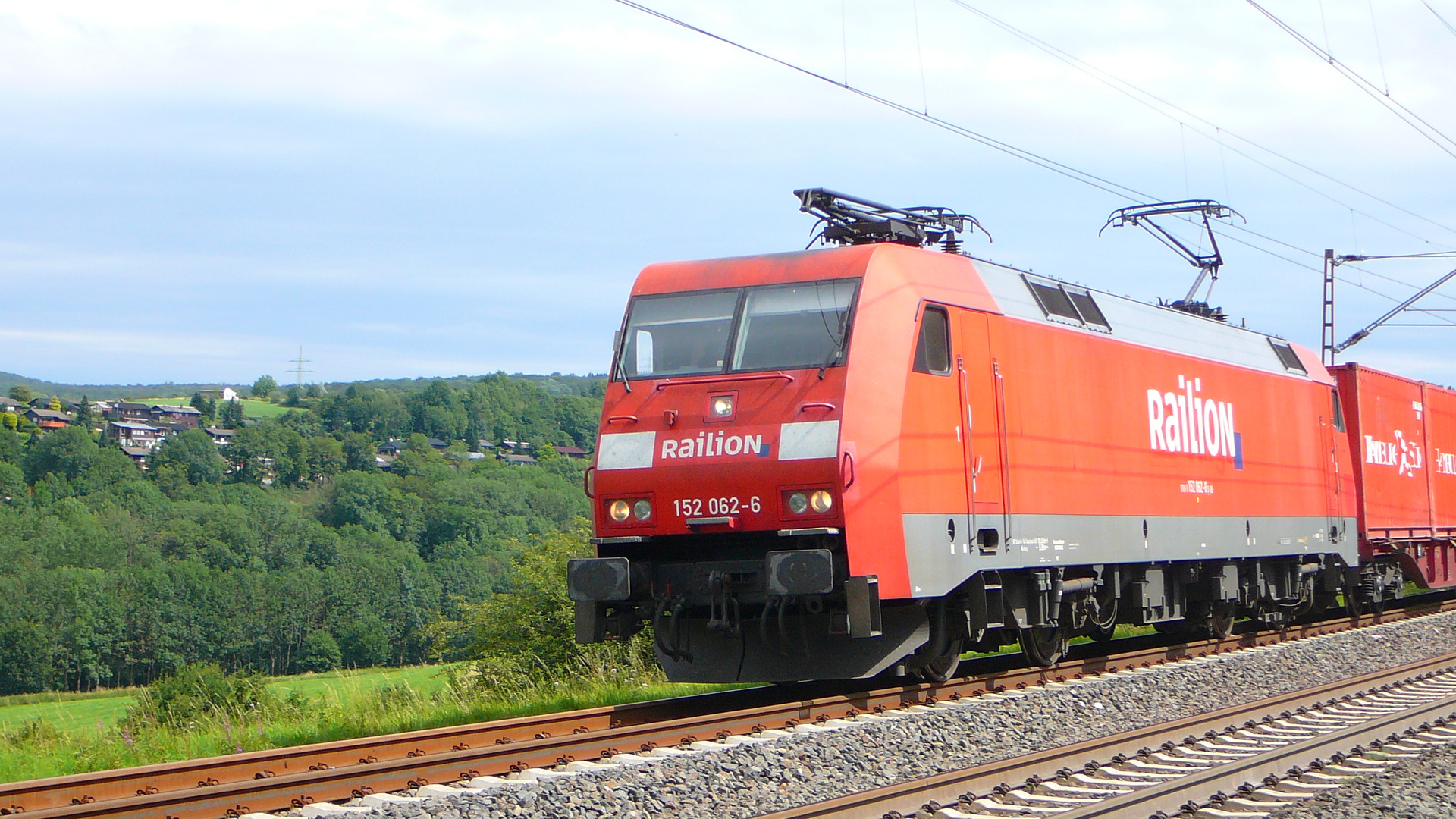 152 062 hat mit ihrem Containerzug