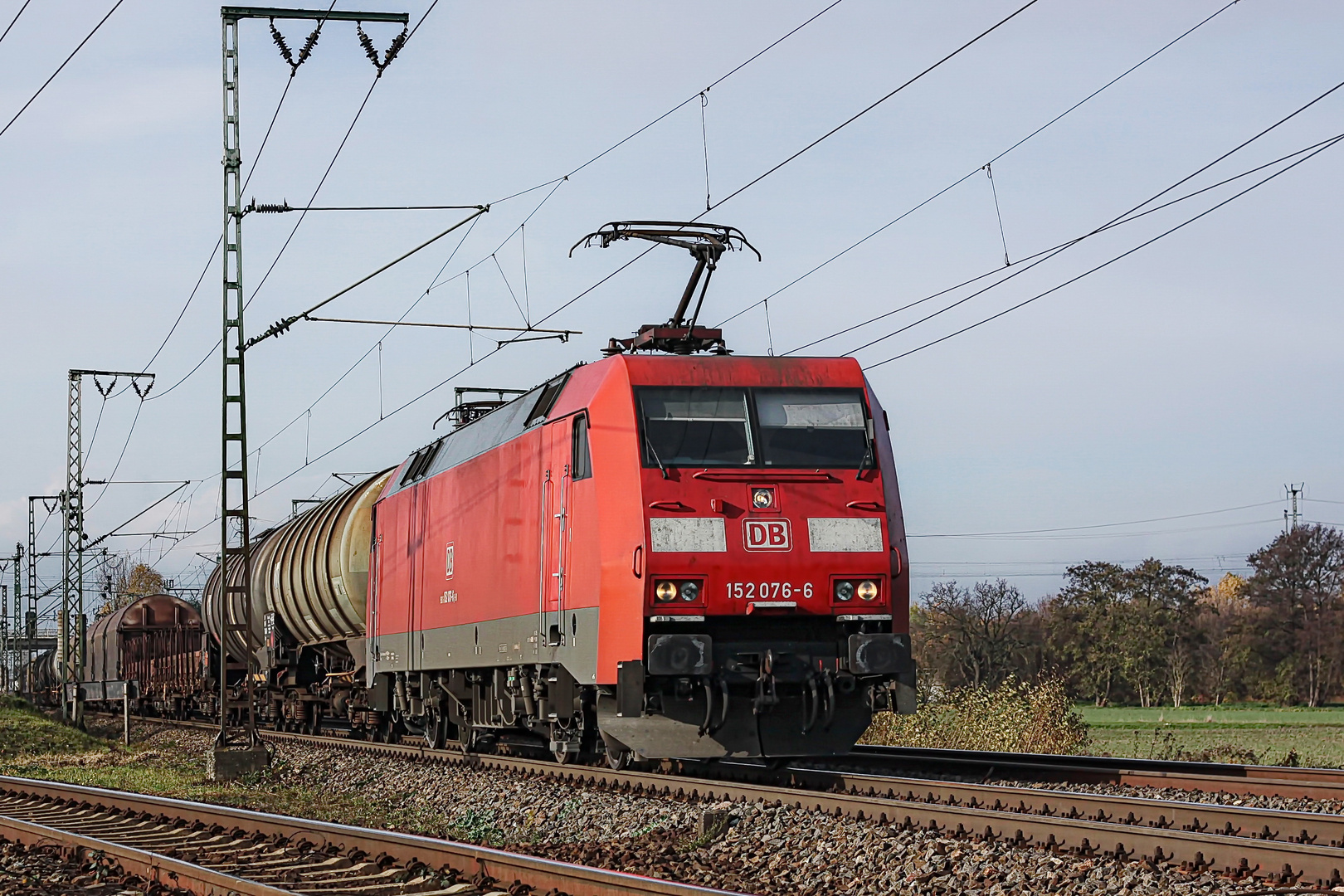 152 076-6 DB mit einem gem. Güterzug