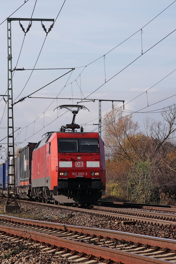 152 087-3 DB mit einem Containerzug