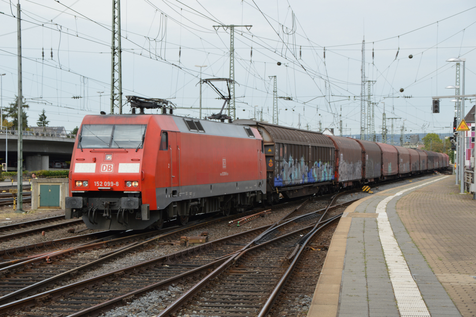 152 099-8 in Koblenz HBF
