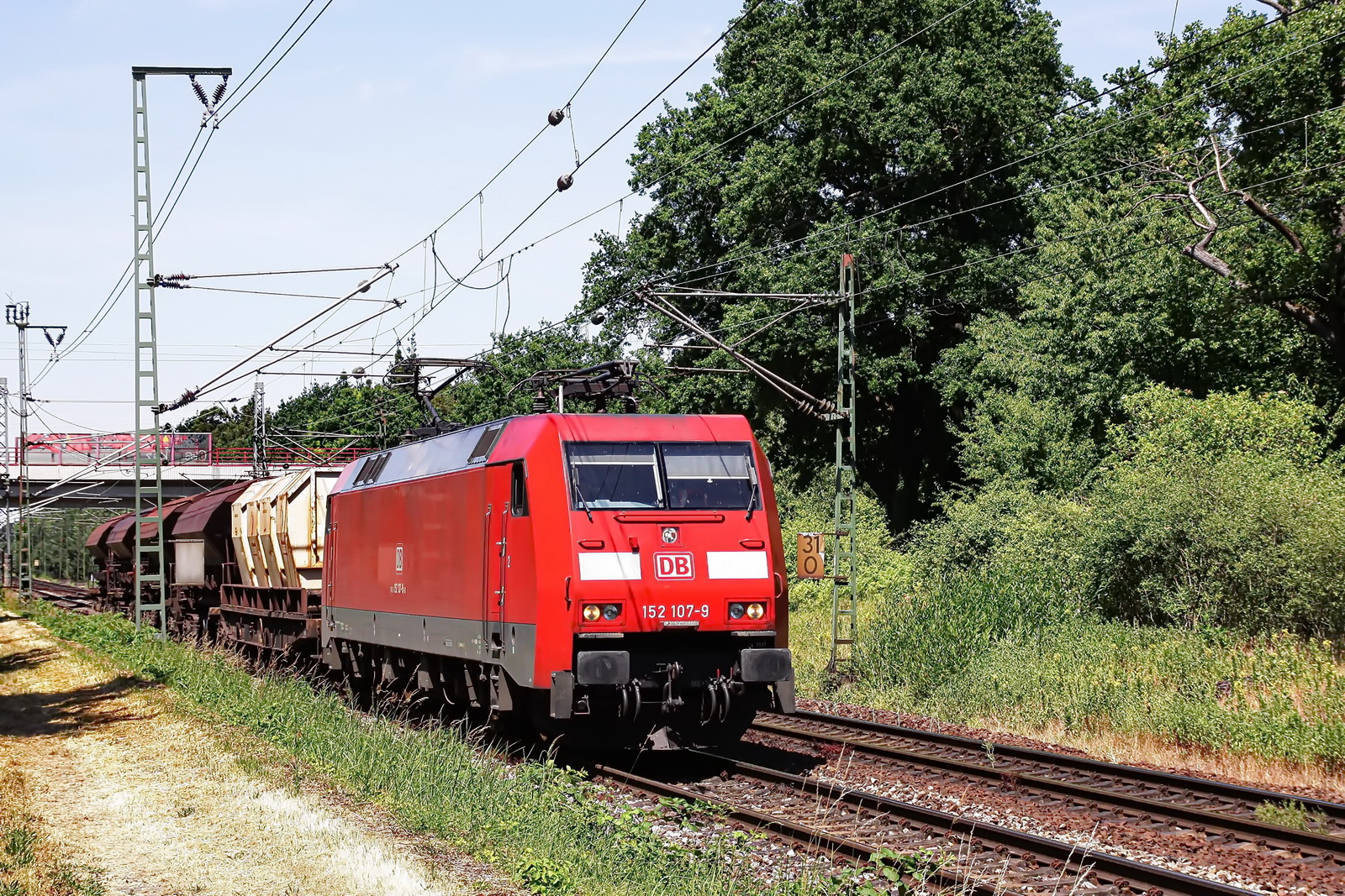 152 107-9 DB vor einem gem. Güterzug