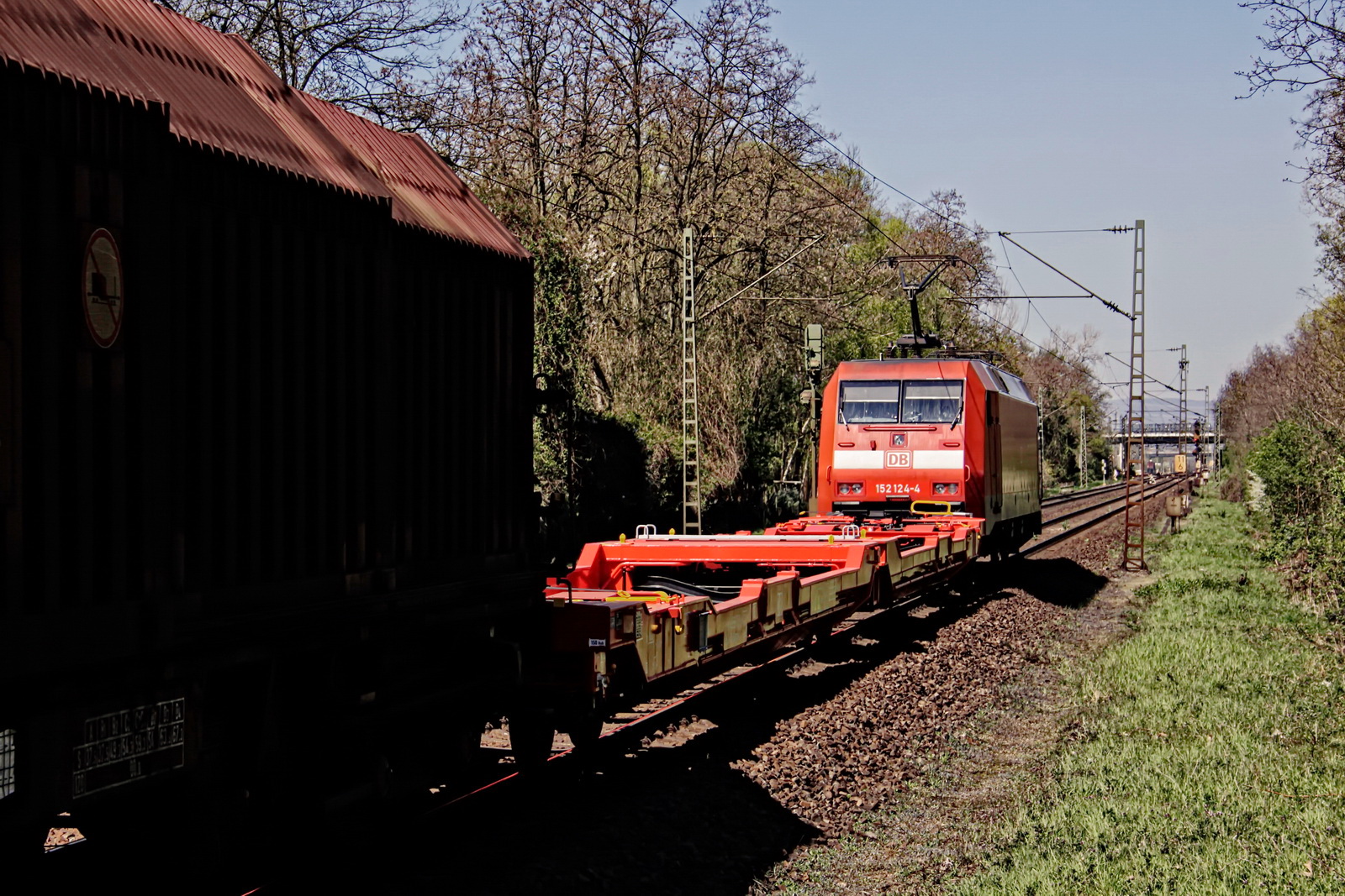 152 124-4 DB mit einem gem. Güterzug
