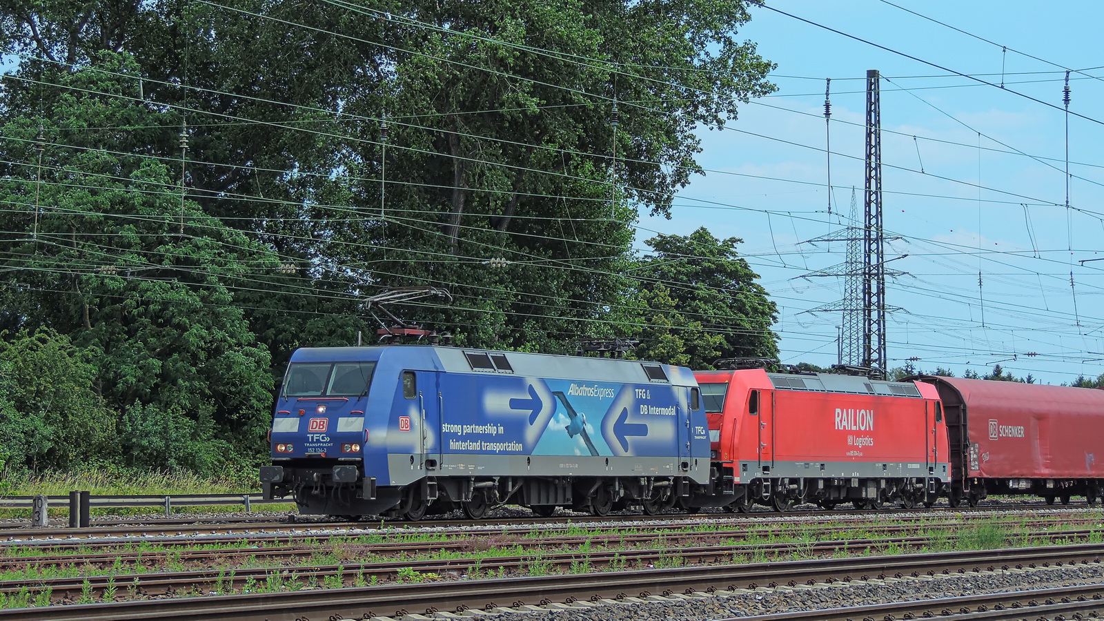 152 134-3 TFG Transfracht und 185 304-3 Railion vor einem germ. Güterzug