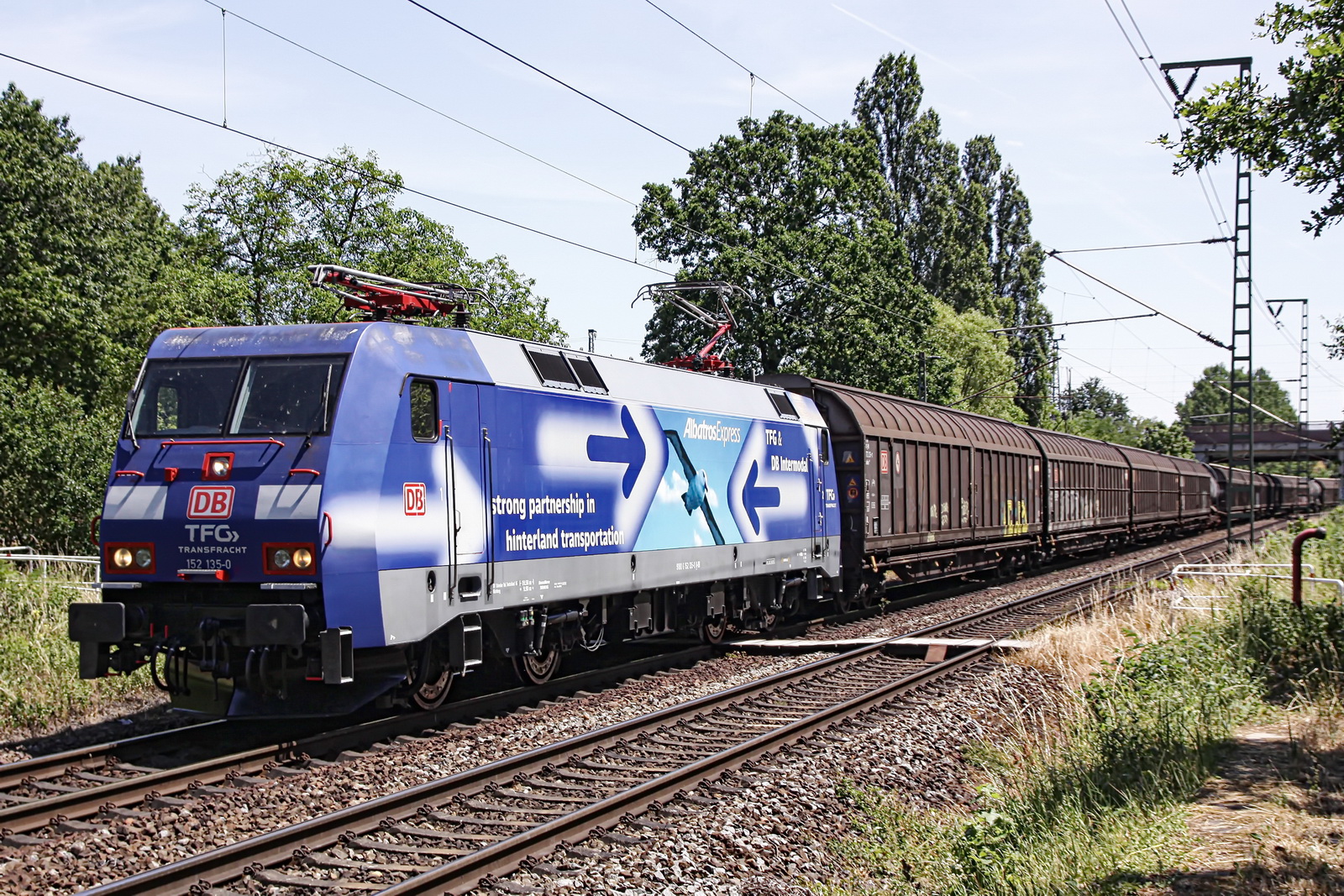 152 135-0 TFG Transfracht mit einem gem. Güterzug